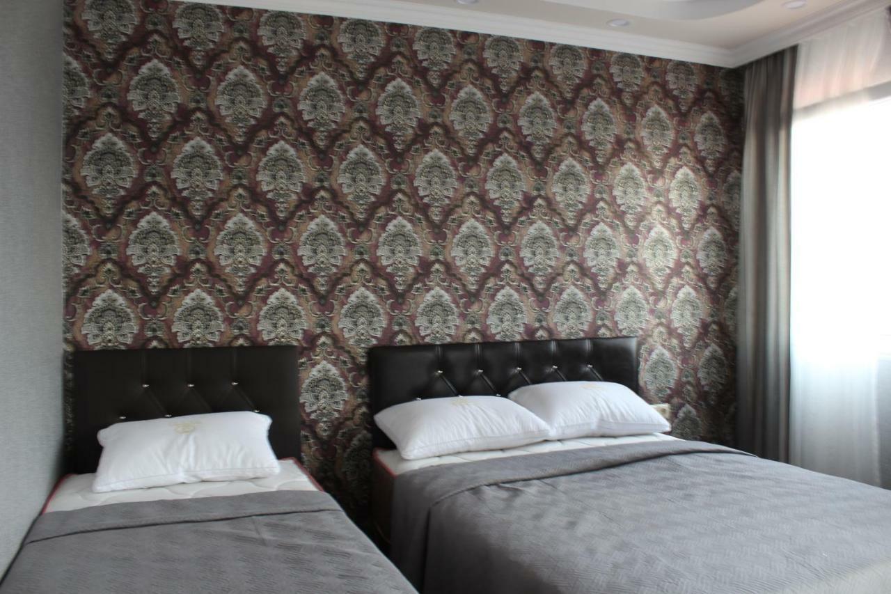 Union Hotel Batoemi Buitenkant foto