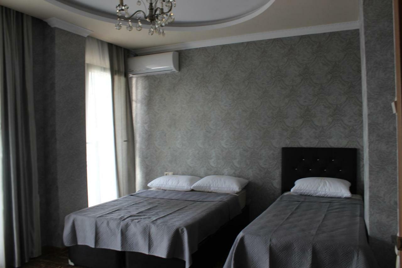 Union Hotel Batoemi Buitenkant foto