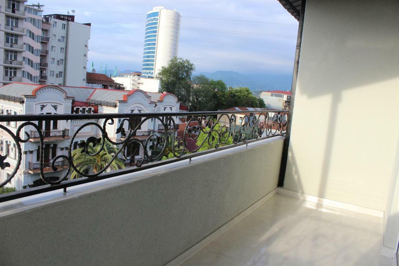 Union Hotel Batoemi Buitenkant foto