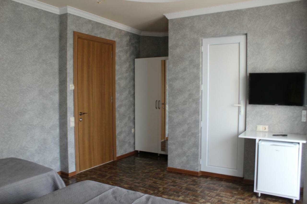 Union Hotel Batoemi Buitenkant foto