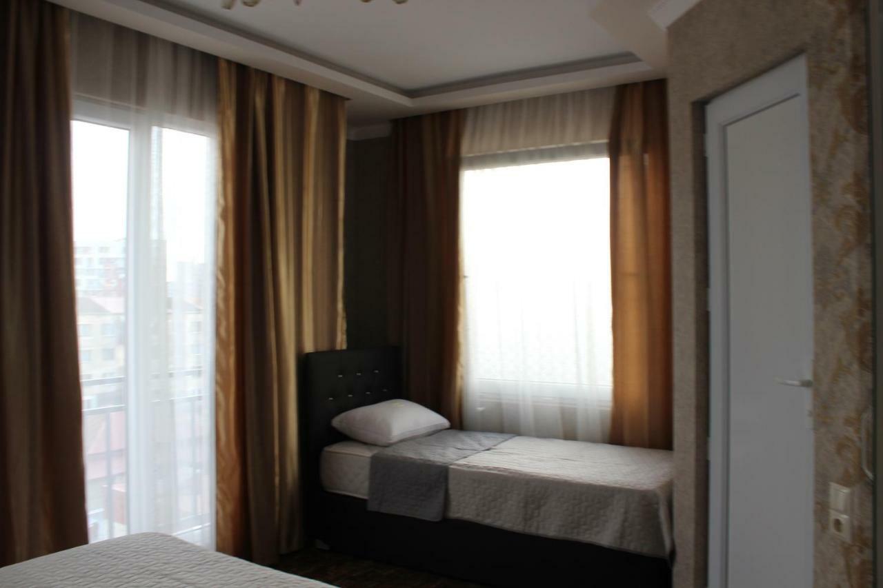 Union Hotel Batoemi Buitenkant foto