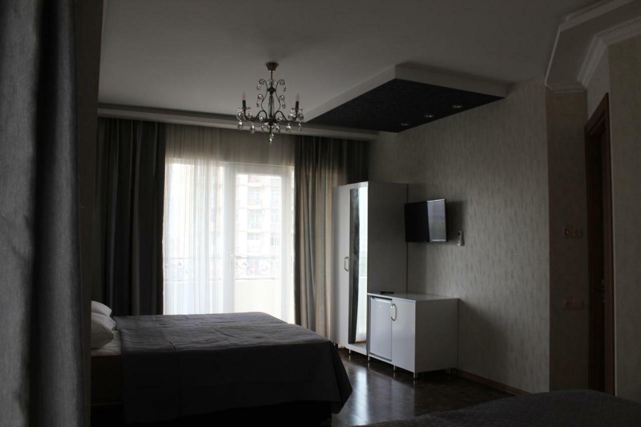 Union Hotel Batoemi Buitenkant foto