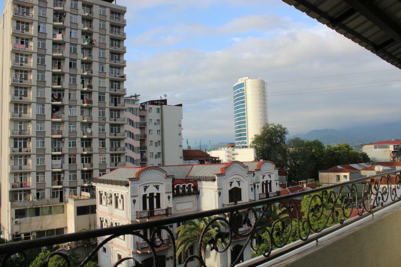 Union Hotel Batoemi Buitenkant foto