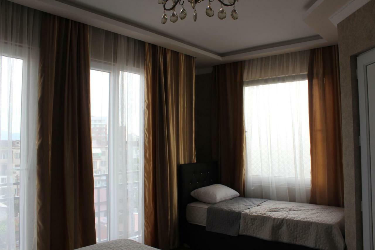 Union Hotel Batoemi Buitenkant foto