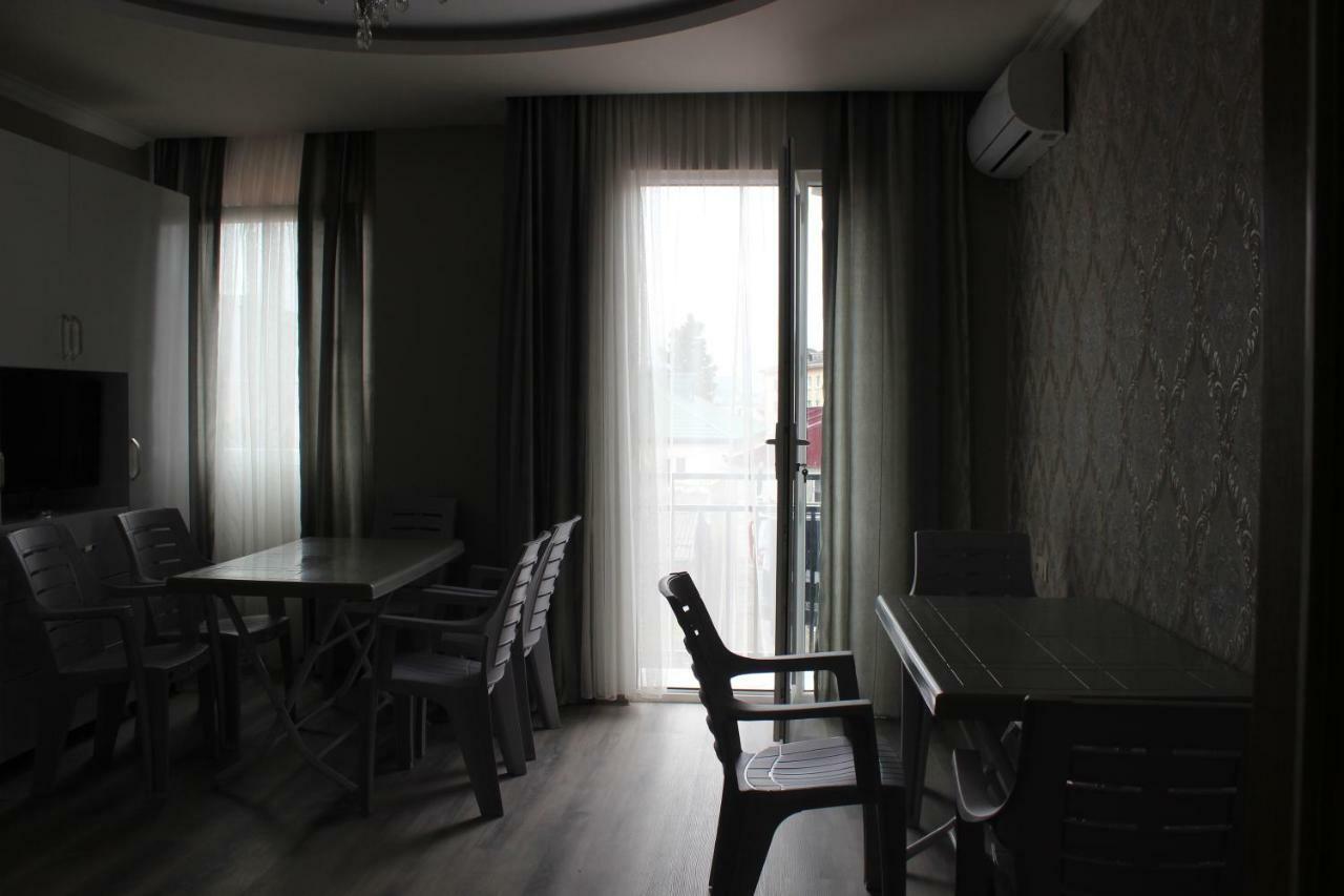 Union Hotel Batoemi Buitenkant foto
