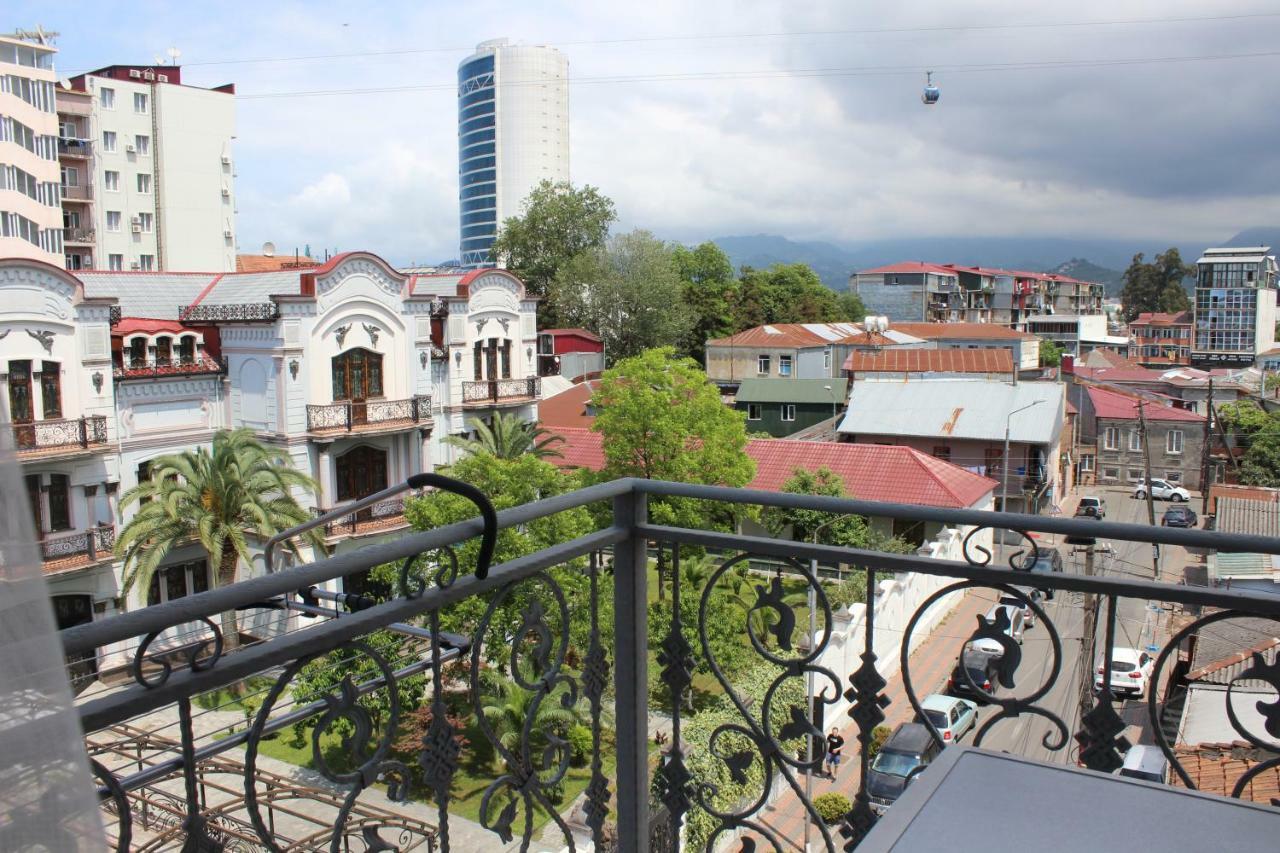 Union Hotel Batoemi Buitenkant foto
