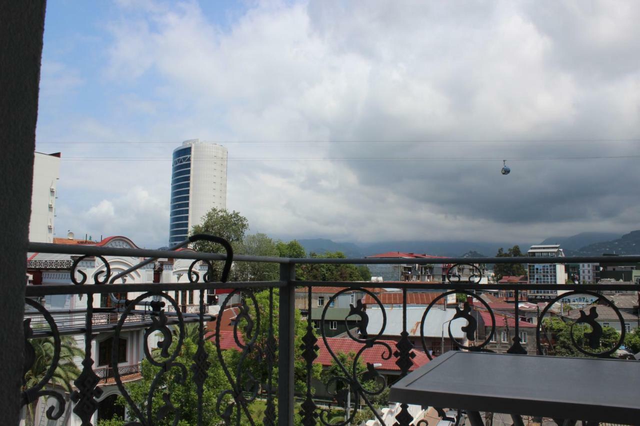 Union Hotel Batoemi Buitenkant foto