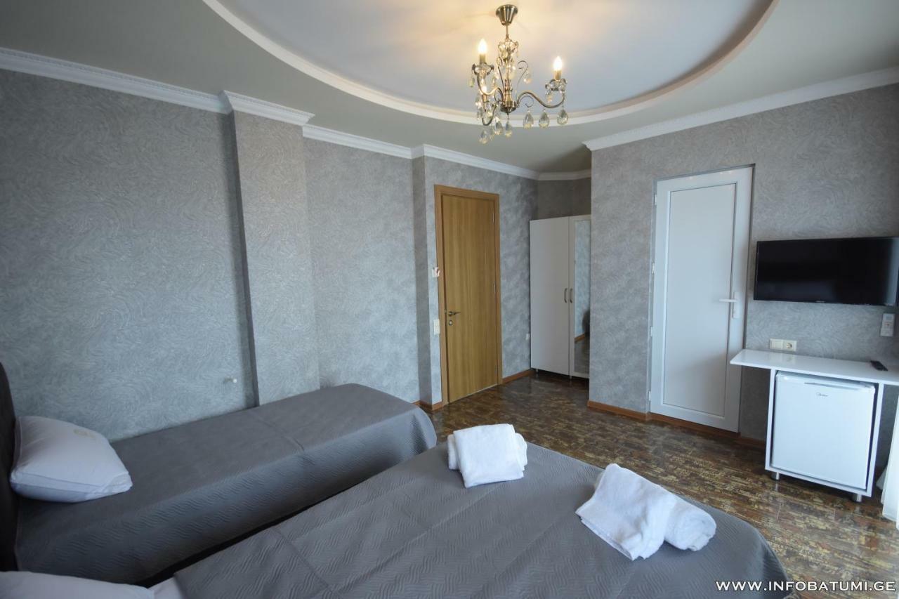 Union Hotel Batoemi Buitenkant foto