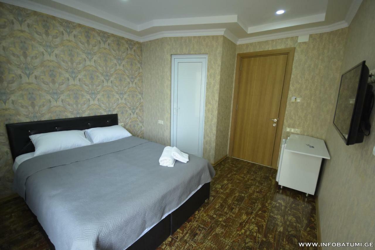 Union Hotel Batoemi Buitenkant foto